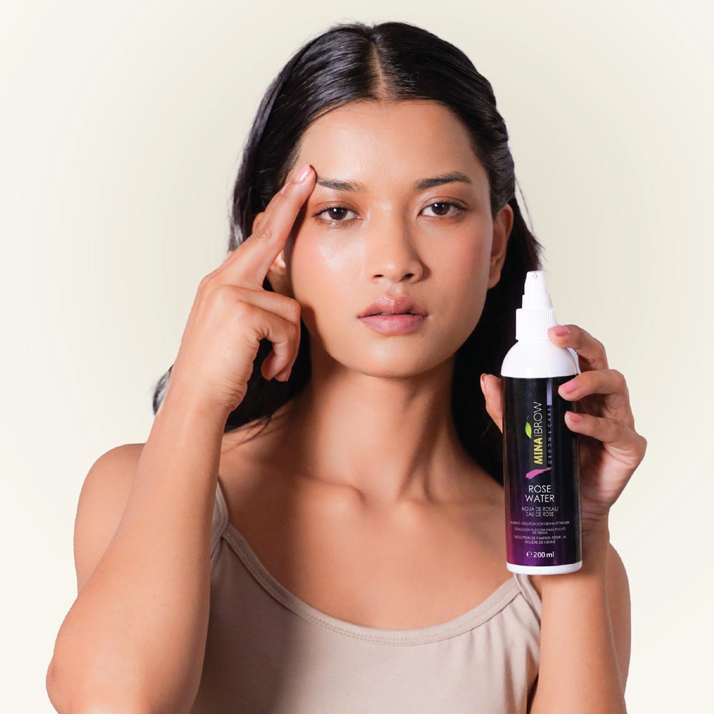 Model Applying Rose Water 200ml